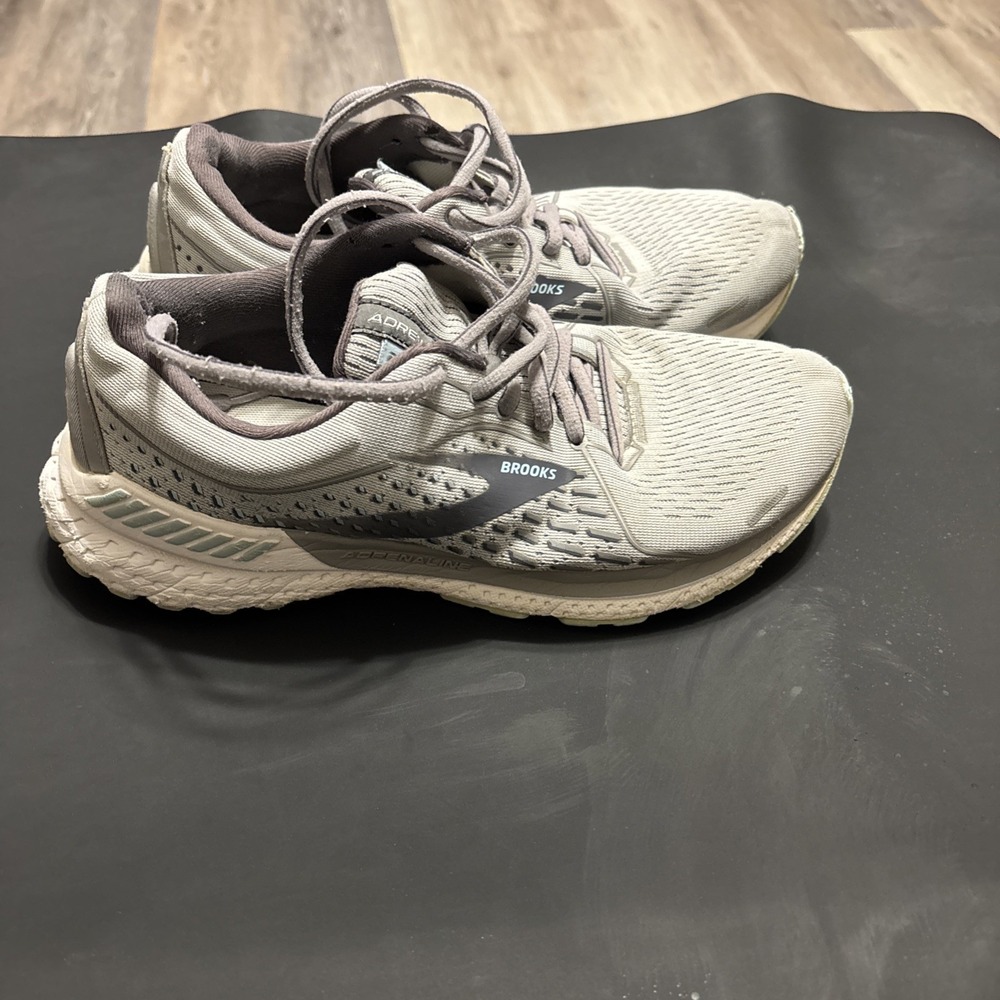 Brooks Adrenaline GTS Running Shoes Women's 9 Wide Gray Stability Support